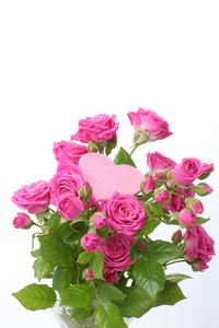 玫瑰花束用粉红色的心