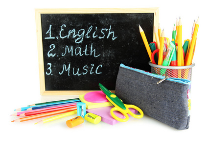 铅笔盒与学校的设备和隔离在白色的时间表