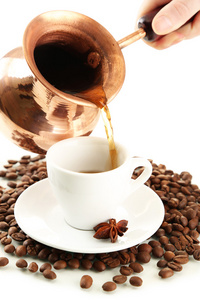 杯 壶的咖啡和咖啡豆，孤立在白色