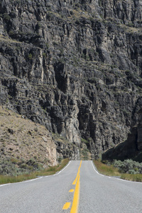公路往死胡同，在峡谷
