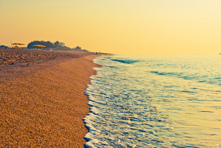 宁静海滩日出