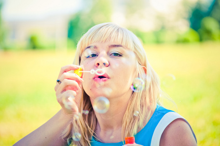 吹泡泡的人图片