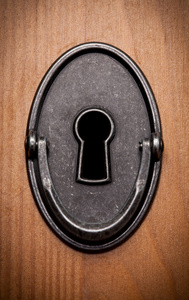 木制门上老钥匙孔的特写照片