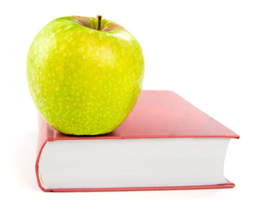 在一本书上一个绿色的苹果