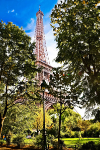 垂直面向的图像著名的埃菲尔铁塔在巴黎，法国