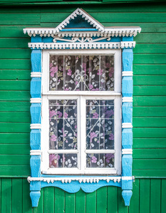 老传统俄罗斯木房子的窗口
