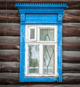 老传统俄罗斯木房子的窗口