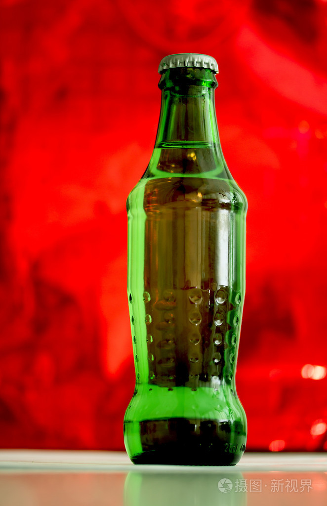 充满液体的玻璃樽