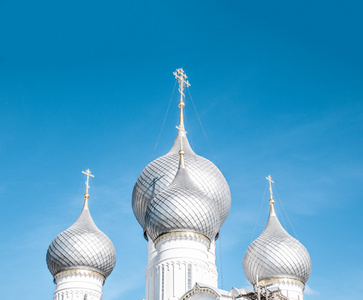蓝蓝的天空反对俄罗斯教堂的圆顶