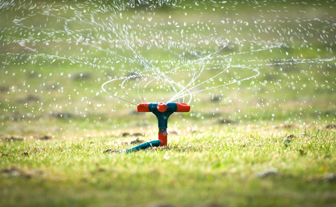 花园浇水用螺旋喷雾剂的系统