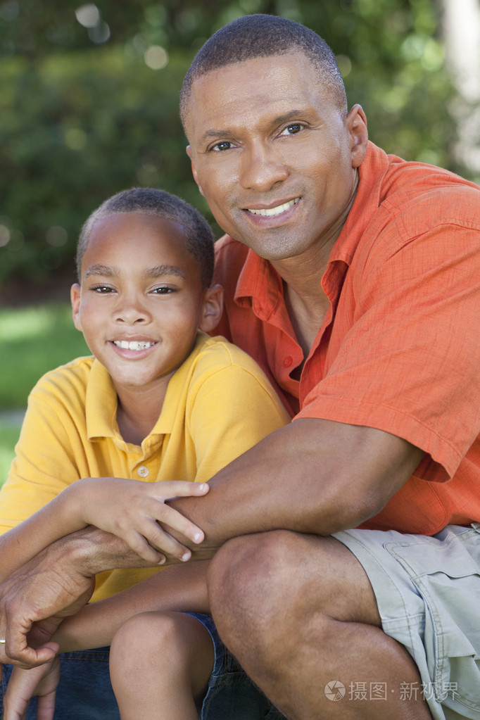 幸福的非洲裔美国父亲和儿子家庭以外