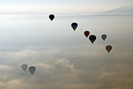热空气气球飞上天空的 cappadocia.turkey