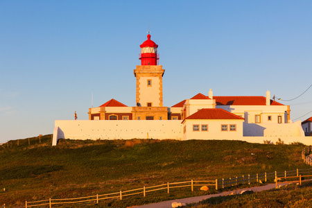 在夕阳的光辉 cabo da roca 的灯塔