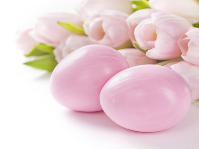 粉红色的复活节彩蛋和郁金香