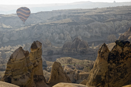 热空气气球飞上天空的 cappadocia.turkey