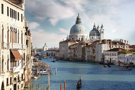 在威尼斯的可爱运河。意大利