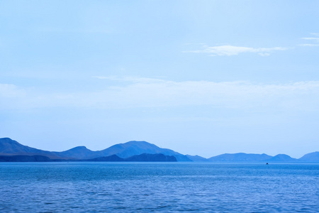 夏天风景的海和山脉