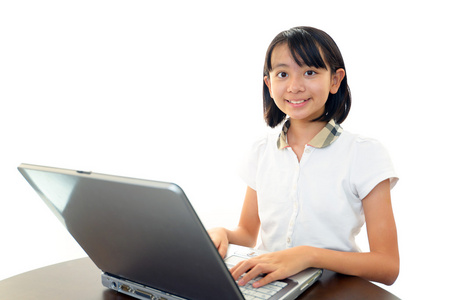 微笑女孩使用的便携式计算机