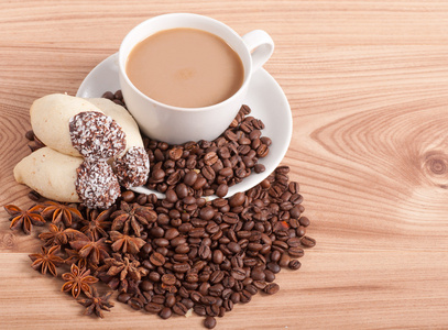 杯咖啡，咖啡豆，木制的背景上糖果上茴香