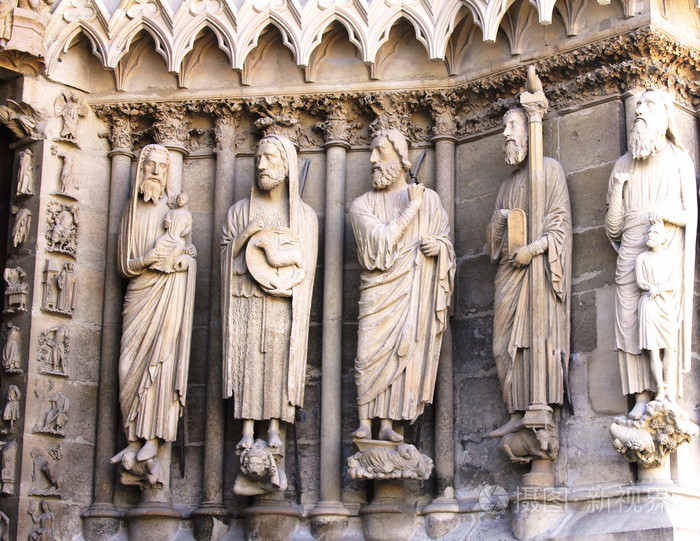 在兰斯大教堂，法国的雕像