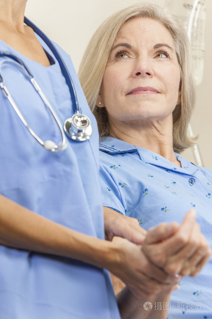 高级女性妇女患者在医院的床上