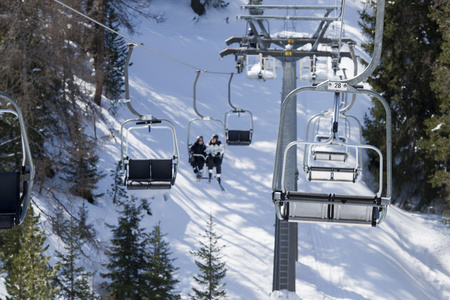 在多洛米蒂山滑雪者升降椅