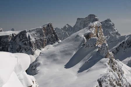 每年冬季雪白云岩巨大的全景视图