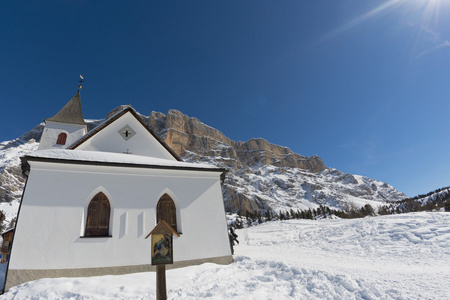 多洛米蒂山教会视图在冬季雪的时间