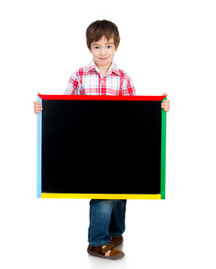男孩抱着一块黑板