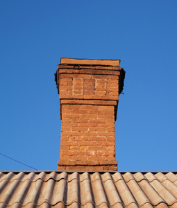 屋顶上的砖烟囱