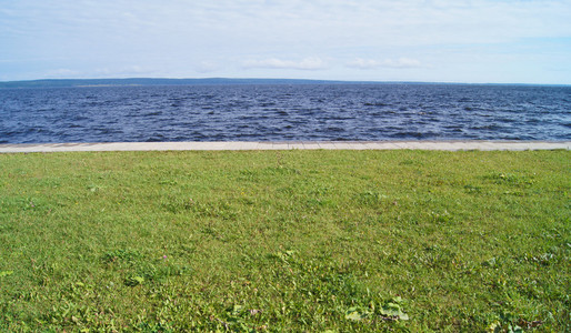 湖 天空和草地。彼得，俄罗斯卡累利阿