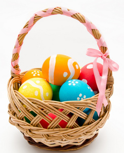 多彩绘的复活节彩蛋在孤立的篮子里