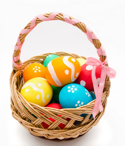 多彩绘的复活节彩蛋在孤立的篮子里
