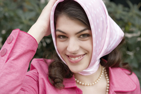 年轻女子在她头上戴着时髦围巾