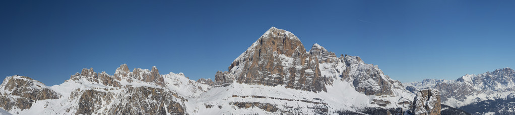 每年冬季雪白云岩巨大的全景视图