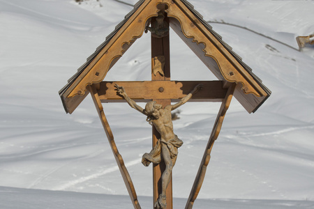 木头刻基督在雪背景
