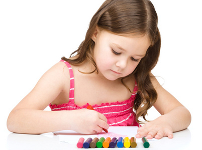 小女孩绘图使用蜡笔