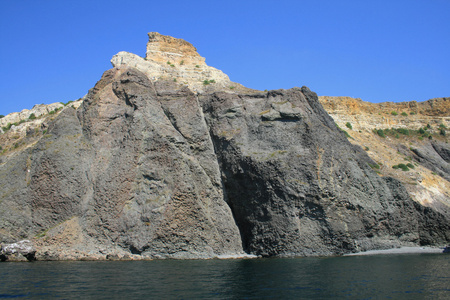 山在岩石从海 coastline.view