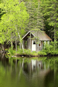 在湖边的小房子