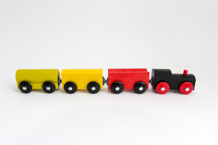 木制玩具火车在白色背景上