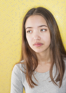 多种族有魅力的年轻女人看悲伤