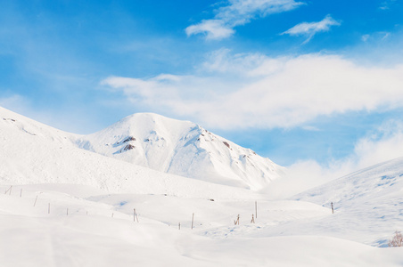 在明亮的冬日雪山山脉