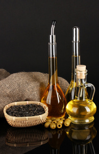 不同类型的油用向日葵种子和橄榄上黑的背景