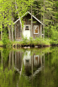 在湖边的小房子图片