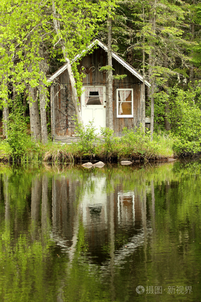 在湖边的小房子