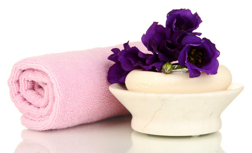 热轧粉红色毛巾 肥皂和孤立白朵美丽的花