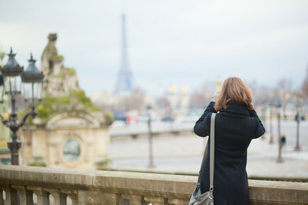 巴黎正在拍照的游客