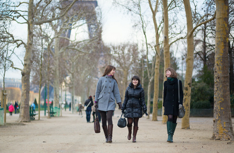 三个性格开朗的朋友一起走在巴黎