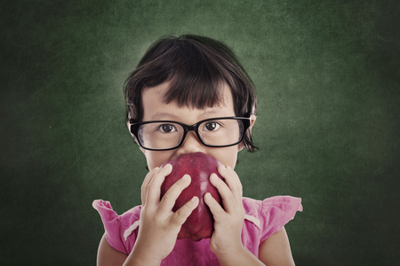 女性学龄前儿童吃红苹果图片