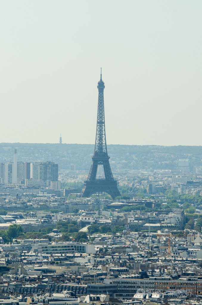 在晴朗的夏天的巴黎天际线